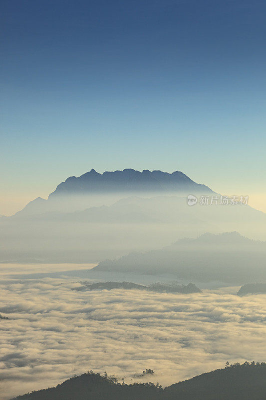 在泰国清迈省的Doi Luang Chiang Dao，日出时的美丽景色。